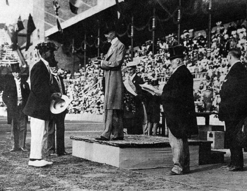 Duke kahanamoku accepting the olympic gold medal from king gustav stockholm sweden 1912
