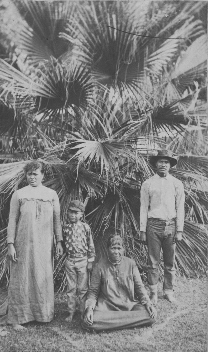 Kaluaikoolau and family (pp-75-1-015)kaluaikoyolau and piyilani with their son, kaleimanu, and kaluaikoyolaus mother, kukui kaleimanu
