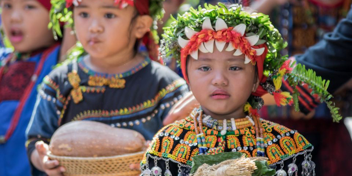 8-paiwan-girl-with-offering-and-floral-headress